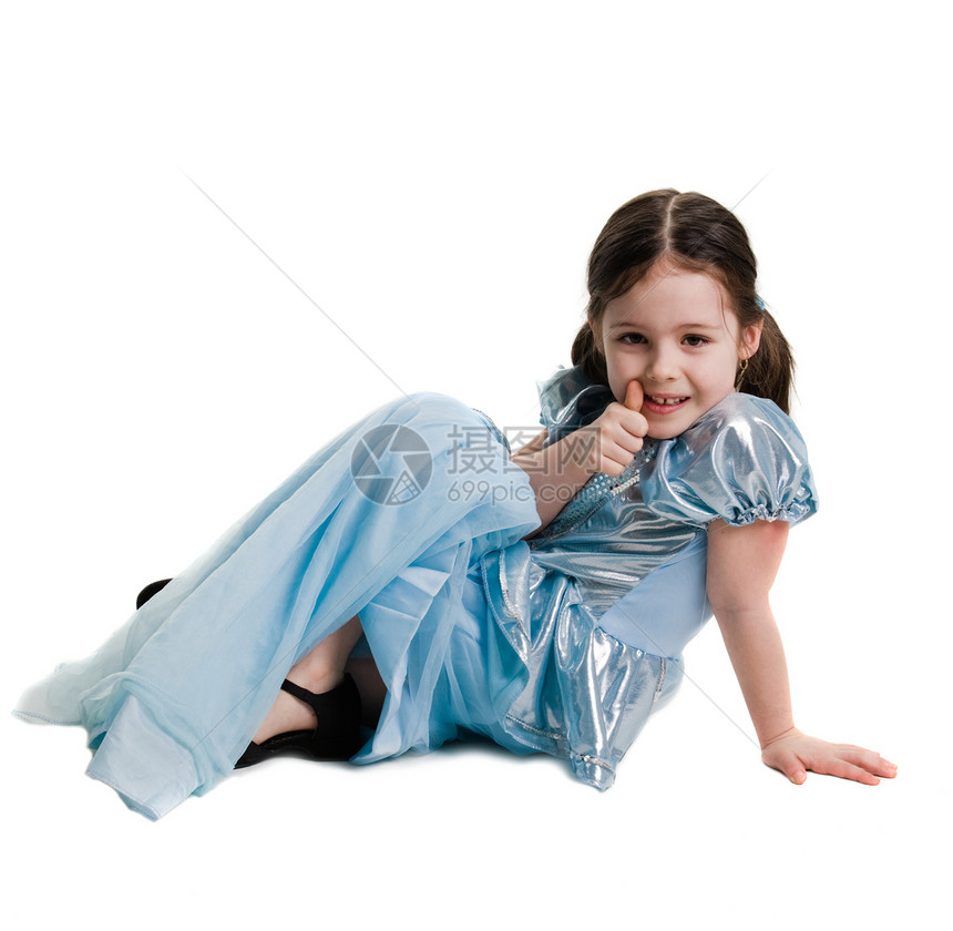 穿着白色背景的蓝色礼服的年轻女孩童年说谎脆弱性幸福乐趣公主裙子儿童黑发女性图片