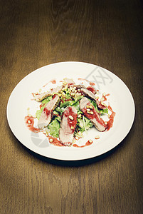 肉盘盘子美食沙拉桌子餐厅营养金字塔牛扒蔬菜晚餐可口高清图片素材