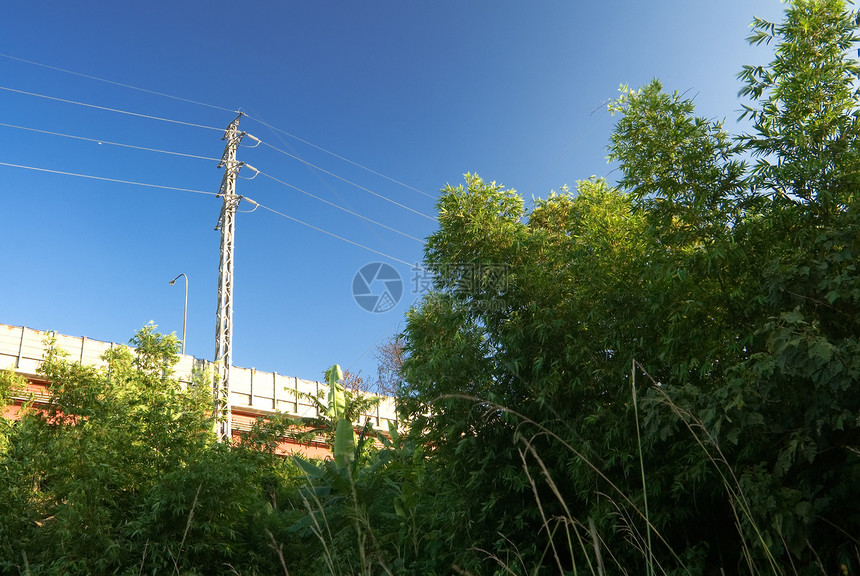 电塔电缆建筑蓝色电压城市天空工程建筑学环境工业图片