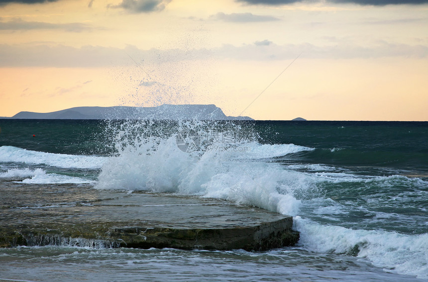 地中海海的波浪海滩天空晴天卵石石头旅行支撑微风海岸岩石图片
