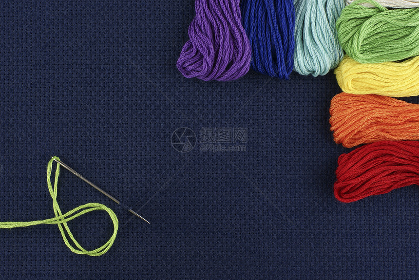 带有线索的暗蓝大纲纺织品针线活帆布绿色橙子黄色红色工艺织物棉布图片
