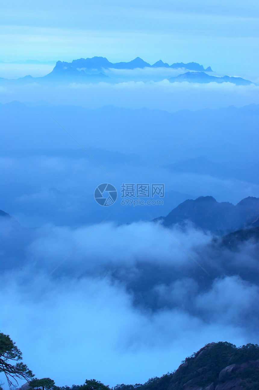 山青山的云与雾薄雾遗产世界图片
