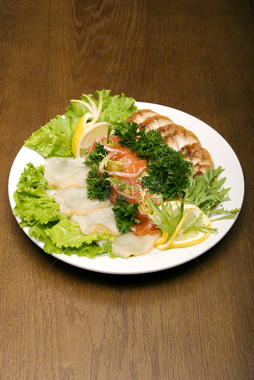 肉鱼开胃菜烹饪餐厅牛扒美味桌子柠檬鳟鱼盘子沙拉蔬菜图片