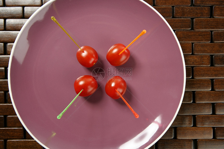 紫色盘子和彩条的番茄小吃图片