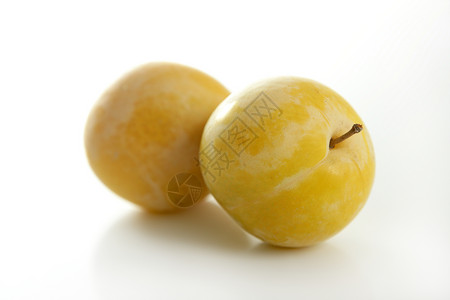 贝尔斯坦白色背景的黄色米拉铃照片石头水果李子食物淡黄色食品背景