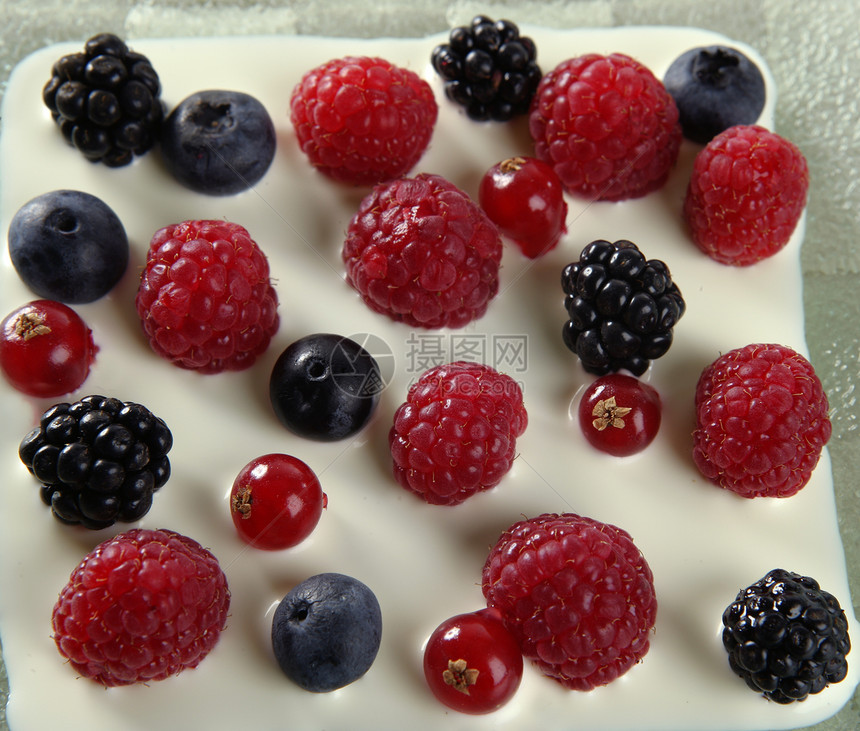 各种浆果和奶油混合液体覆盆子玻璃红色水果食物甜点营养白色果味图片