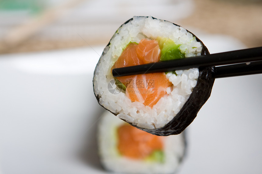 新鲜的鲑鱼日本寿司海苔盘子餐厅食物大豆拼盘文化宏观饮食服务图片