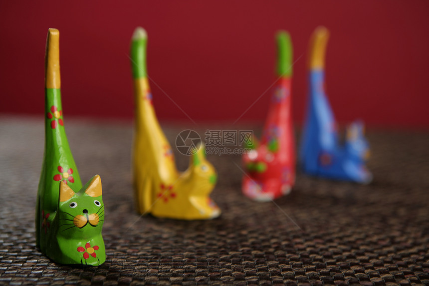 四只手工艺猫 颜色仍然在桌布上塑像手工传统宏观橙子木头雕像数字猫科动物运气图片
