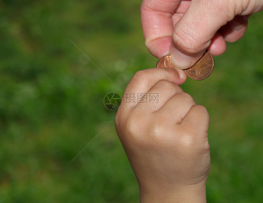 给硬币乞丐便士捐赠经济储蓄婴儿货币孩子收益图片