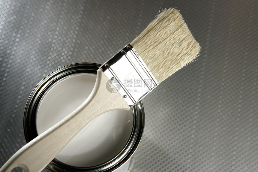 油漆刷和白油漆锡盘子墙纸画笔画家材料拉丝金属反射工具工作图片