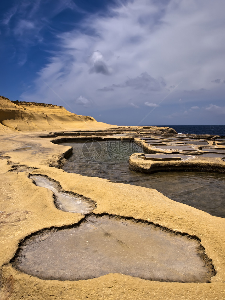 盐碱天空砂岩侵蚀场景假期地理风景旅行地质学岩石图片
