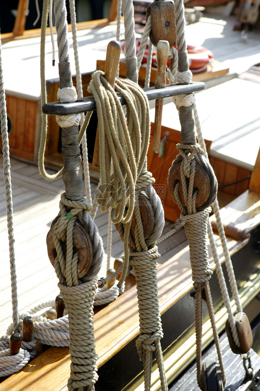 木制海运钻机和绳索金属桅杆游艇电缆索具海洋血管木头滑轮宏观图片