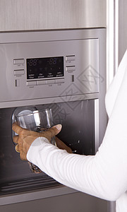 从冰箱里拿冰来立方体食物活力冻结白色冰块厨房家庭邮政灰色白色的高清图片素材