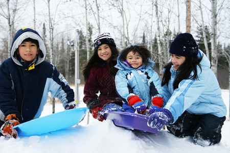 四个孩子享受冬季户外滑雪高清图片