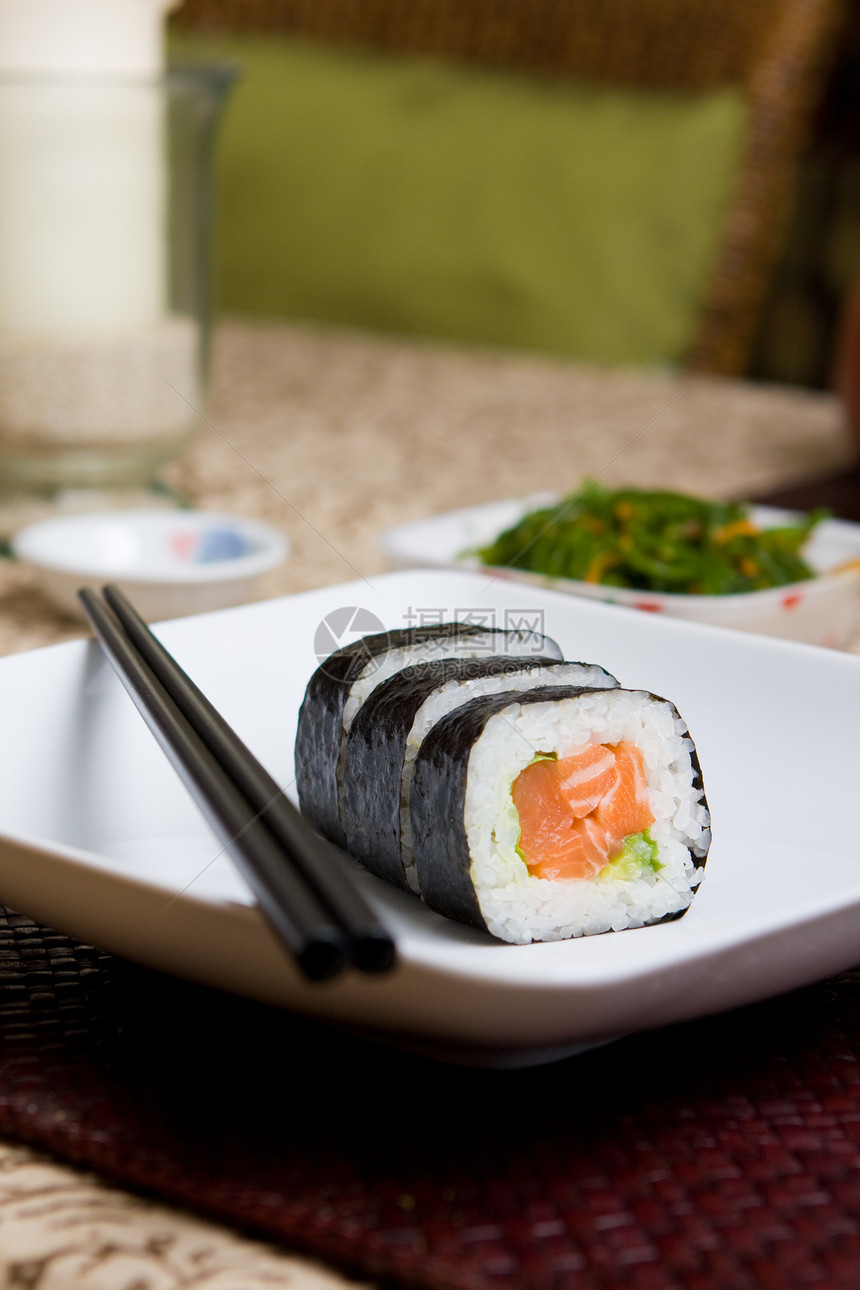 新鲜的鲑鱼日本寿司饮食小吃服务盘子拼盘美食海藻大豆宏观午餐图片
