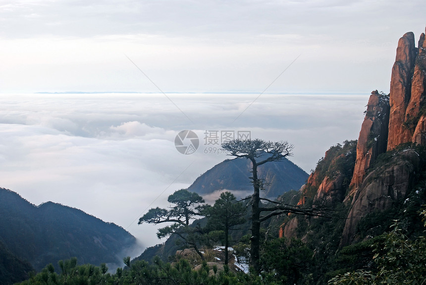 圣青山山的云雾遗产世界薄雾图片