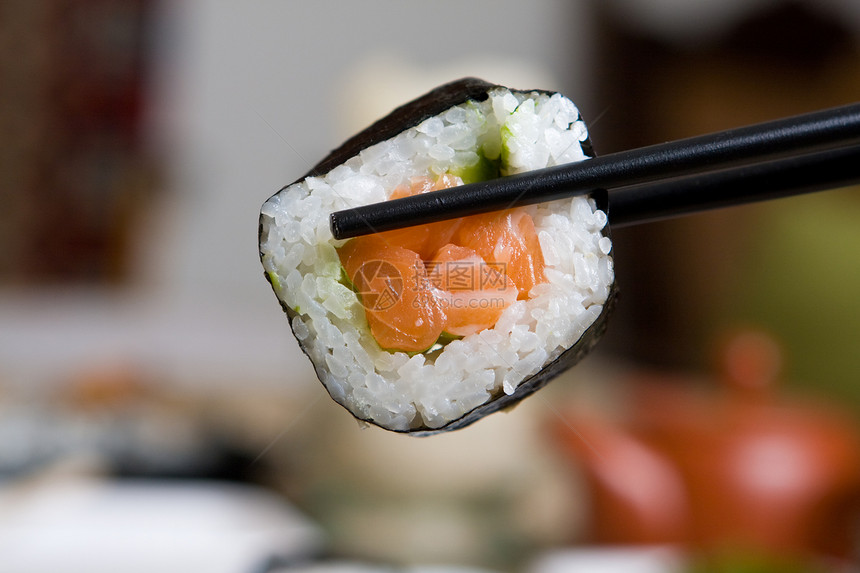 新鲜的鲑鱼日本寿司文化饮食盘子午餐宏观海鲜食物拼盘服务海藻图片