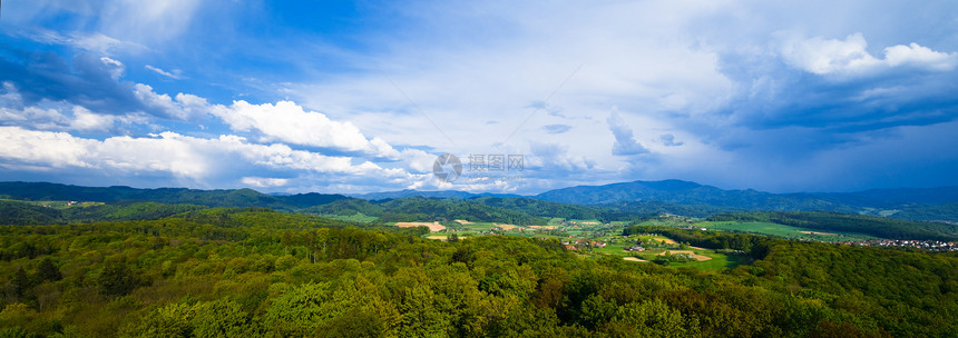 德国的黑人野兽 在佛赖堡附近村庄爬坡场地全景天空假期树木蓝色国家农村图片