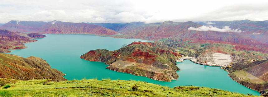 Yardang 陆地形态(风侵蚀土地形态)和水库图片