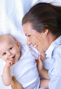 母亲和儿子微笑婴儿背景图片