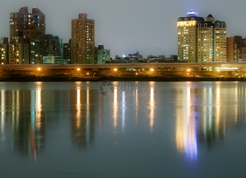 与河流相伴的城市之夜公寓场景市中心地标戏剧性镜子反射吸引力生活天际图片