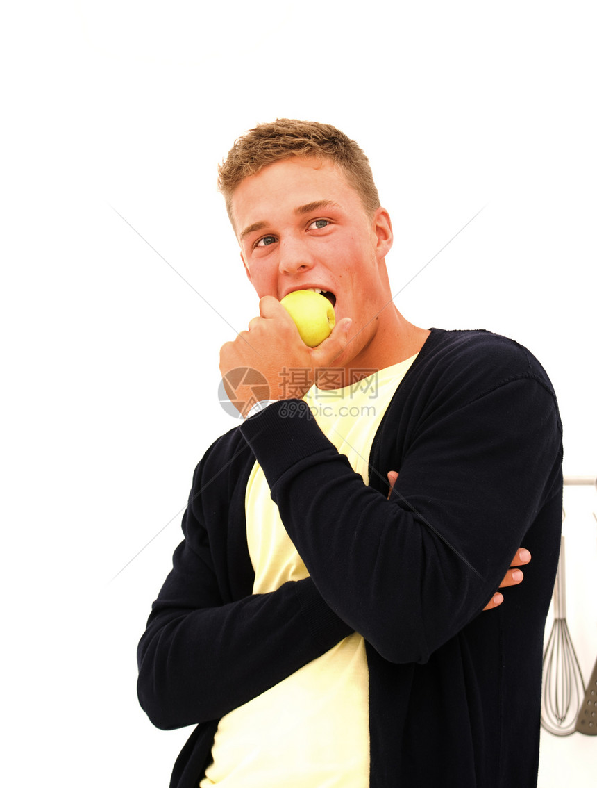 英俊的年轻人吃苹果图片