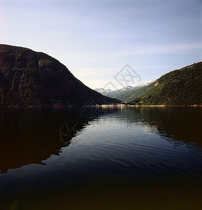Fjord 位置山脉峡湾阴影爬坡道背景图片