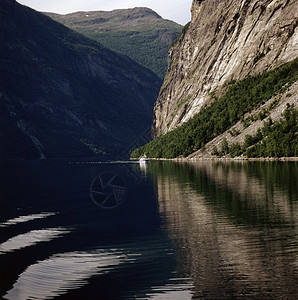 Fjord 位置阴影山脉波浪渡船峡湾背景图片