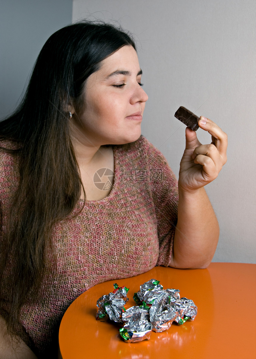 第七次巧克力黑发甜点女性贪婪暴饮暴食思考碳水保健诱惑食物图片