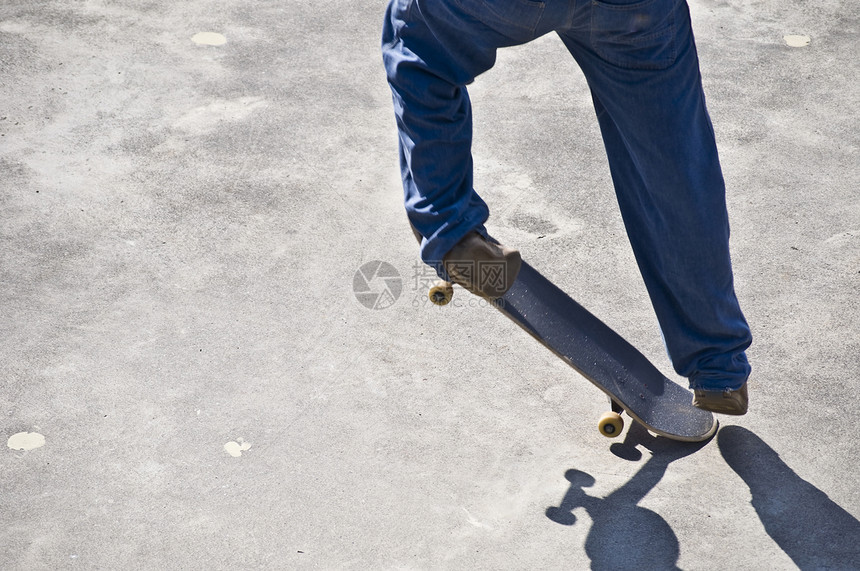 跳跃男人速度滑冰衣服男性童年滚筒车轮滑板男生图片