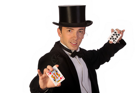 年轻魔术师用卡片表演展示帽子男性剧院扑克手指游戏娱乐手势惊喜背景图片