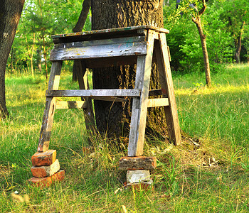 旧长板长椅倾斜画家绿色工作公园背景图片
