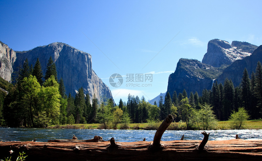 查看从Merced河来的Yosemite山谷图片
