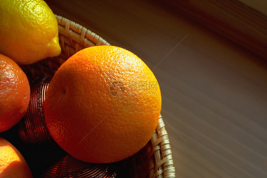 含柑橘水果的篮子图片