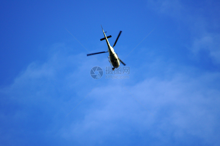 直升机飞行车辆旅行飞机蓝色刀刃刀片螺旋桨运输航班天空图片