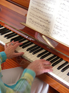 钢琴女钥匙女士学校音乐微笑老太婆仪器钢琴背景图片