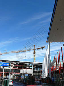建筑施工房子材料货物天空吊装商业工业蓝色地板城市高清图片
