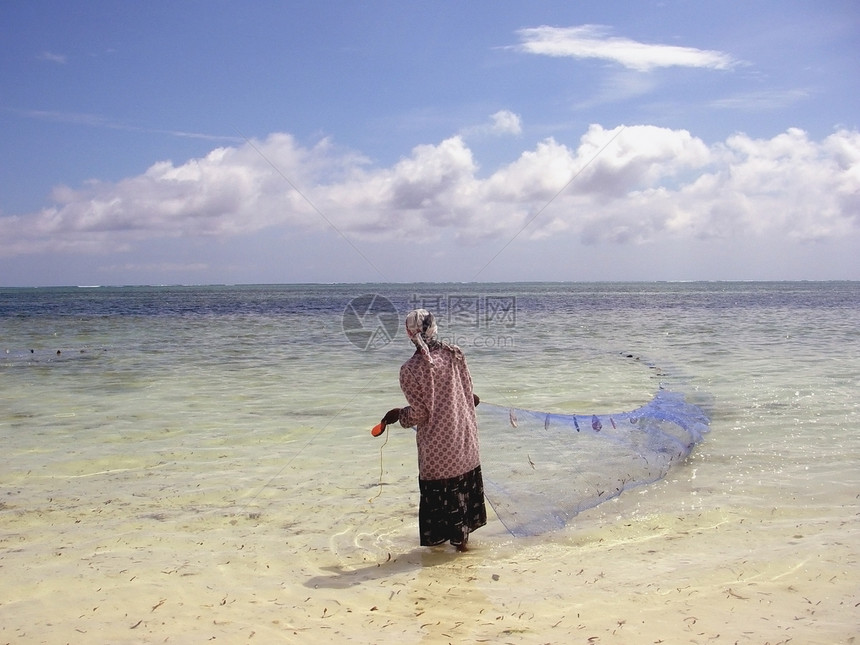 妇女渔网捕鱼图片