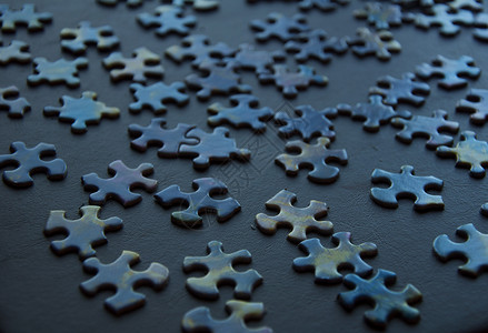 Jigsaw 谜题宏观纸板乐趣游戏闲暇享受水平蓝色背景图片
