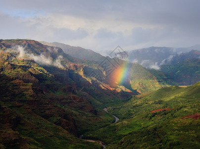 凤头山丘彩虹落在瓦伊梅亚峡谷的河流上背景