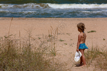 女孩和海季节休息孩子们孩子海滩植物背景图片