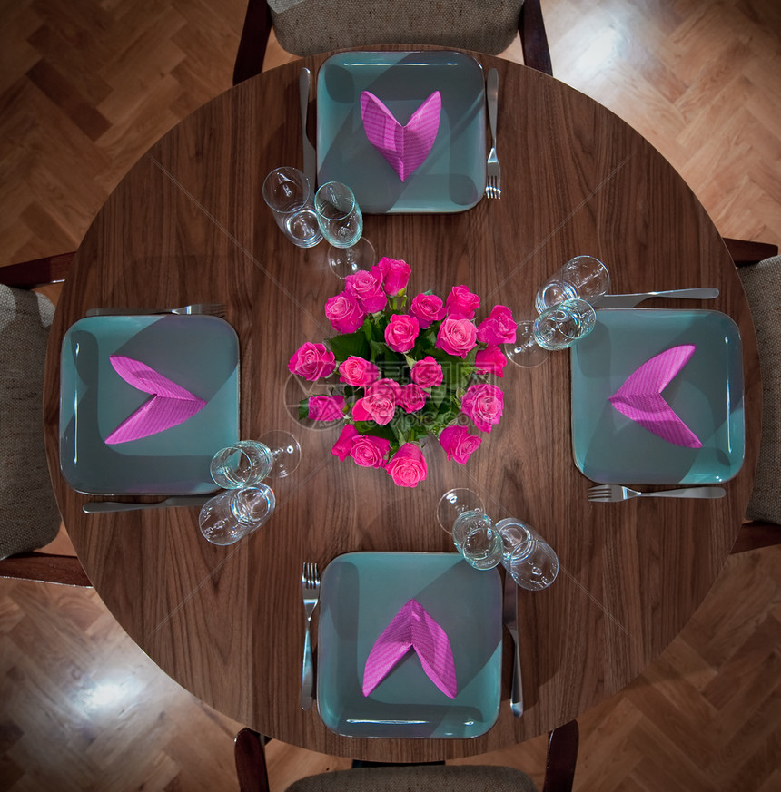 圆桌会议圆桌会议现代服务粉色椅子玫瑰鸟瞰图木头盘子图片