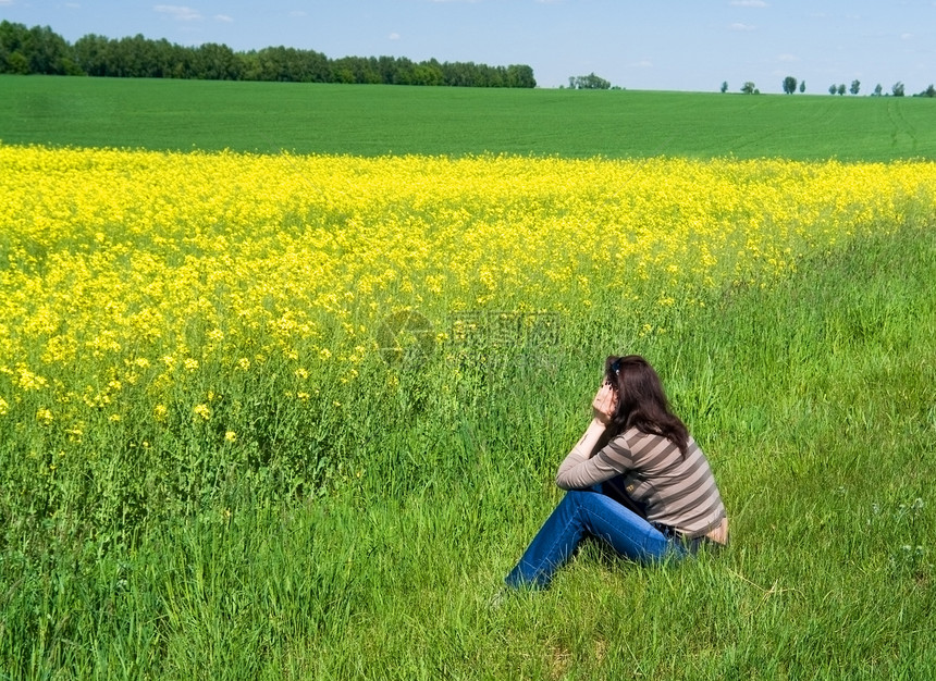 春季风景乡村女士天堂场地环境草本植物农业黄色蓝色天空图片