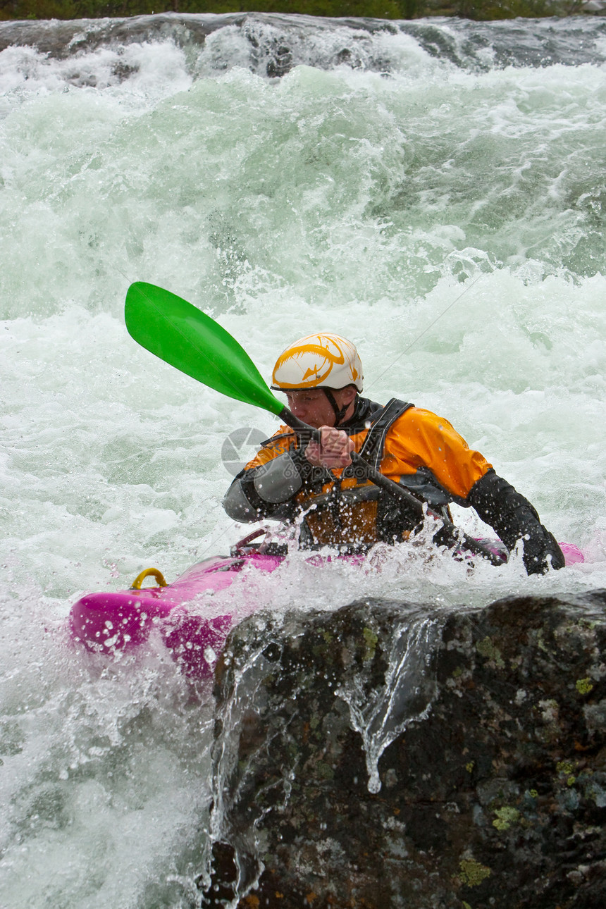 挪威的瀑布行动风险乐趣力量危险速度荒野运动员追求运动图片