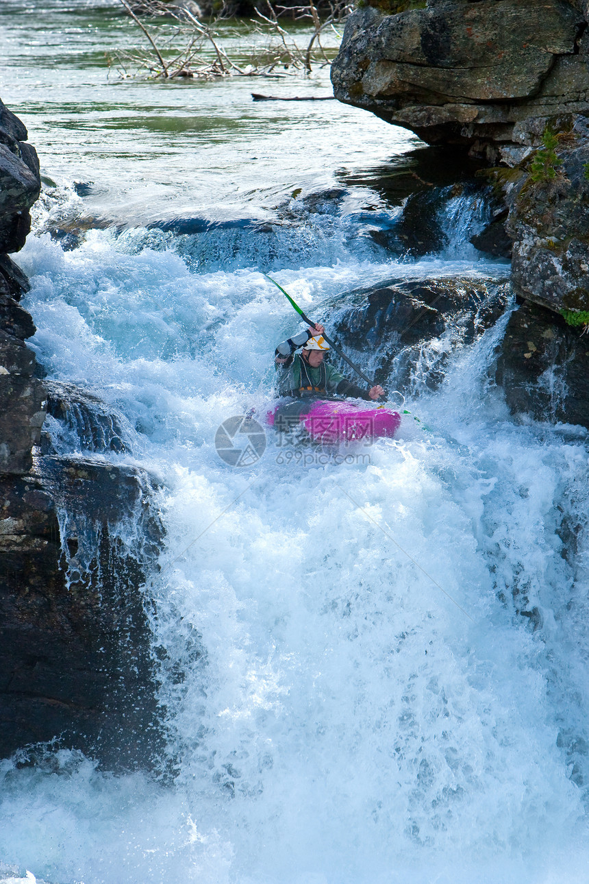挪威的瀑布力量男人冒险挑战活力溪流速度海浪活动闲暇图片