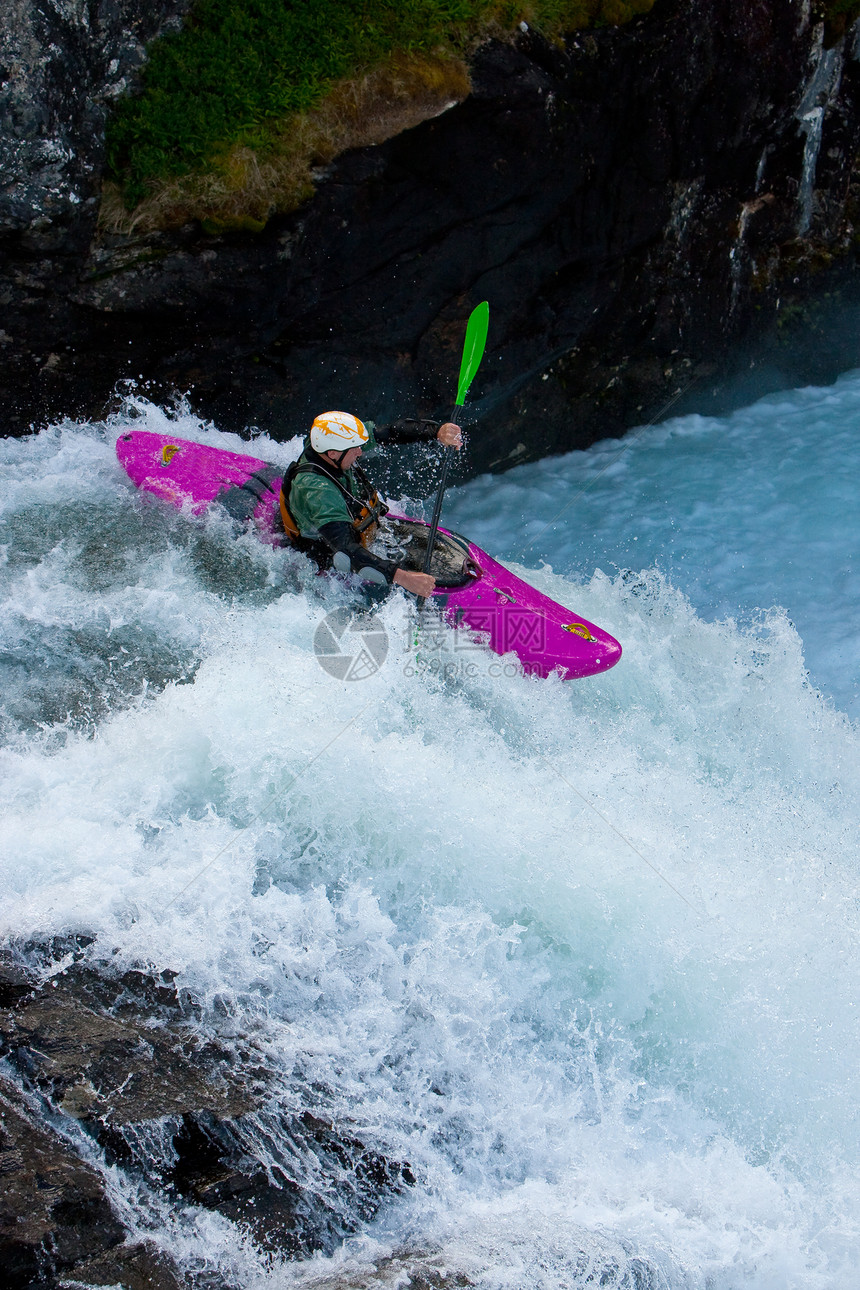 挪威的瀑布运动生活激流力量游戏男人活力行动紫丁香追求图片