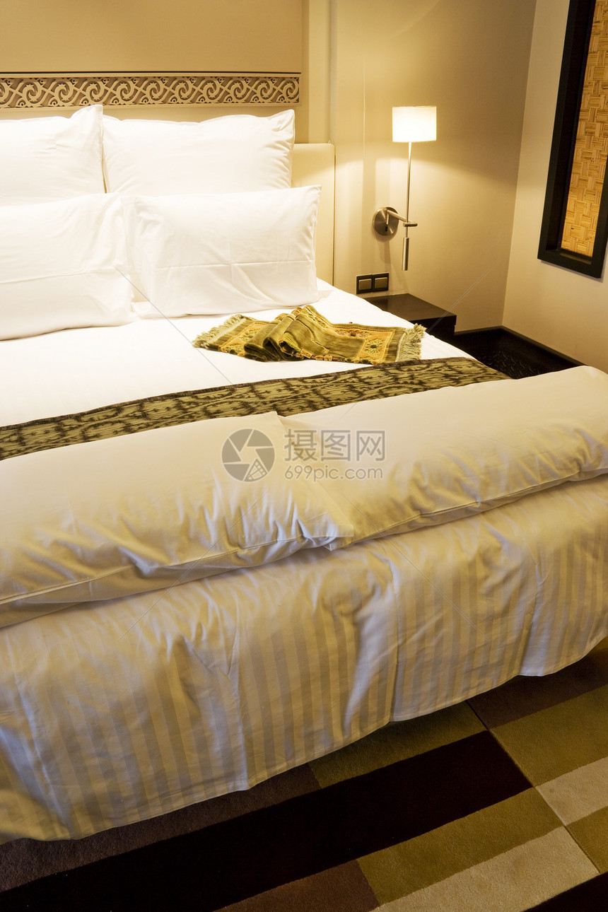 豪华床枕头奢华卧室公寓停留旅游床垫客人床罩商业图片