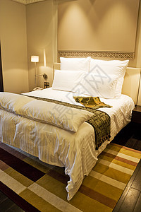 豪华床客人停留公寓睡眠家具床头板旅行旅游大号卧室背景图片