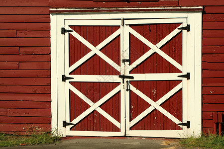 旧红色门合页谷仓门高清图片
