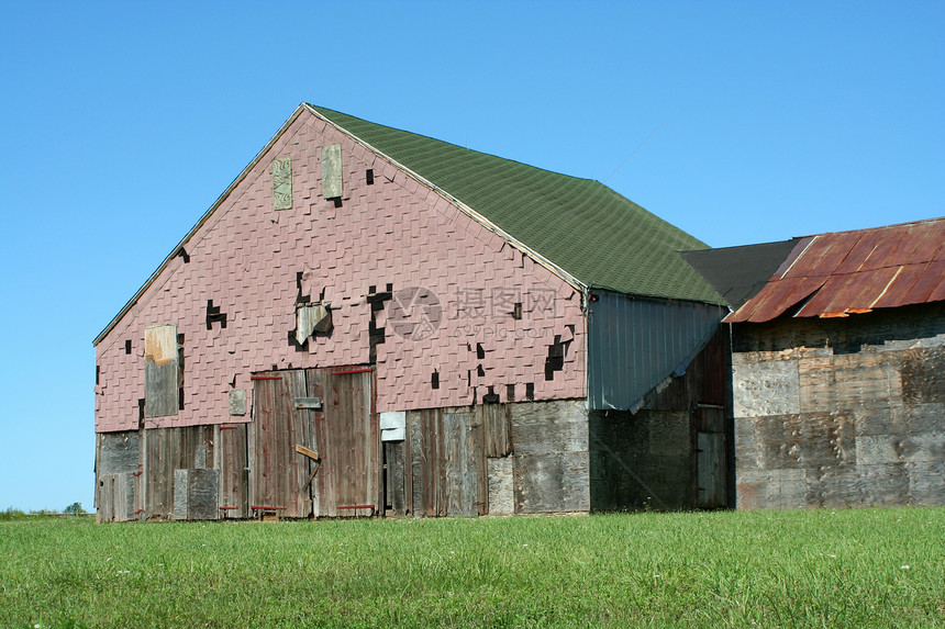 旧谷仓 有草草和蓝天空场地天空农场农业蓝色乡村绿色木头国家建筑图片